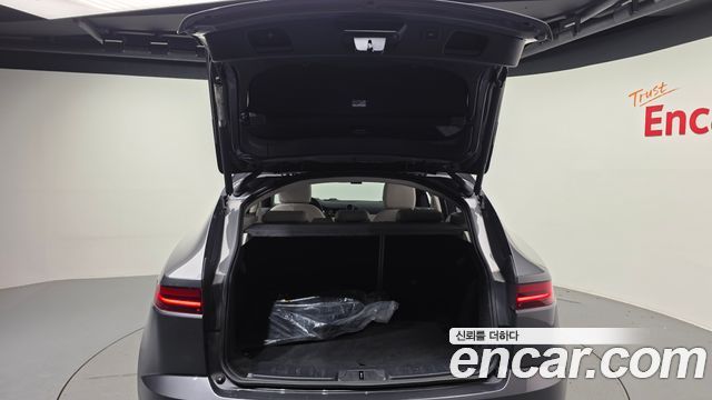 Jaguar E-PACE P250 SE 2018 — фото 24