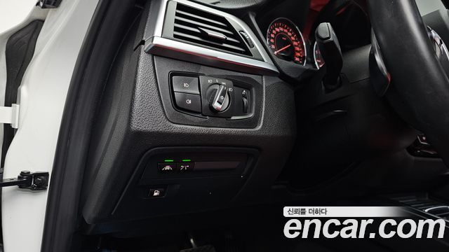 BMW 3 Series (F30) 330e iPerformance M Sport 2018 — фото 17