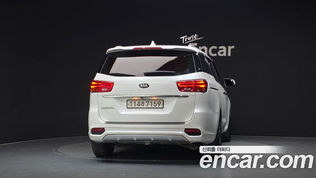 Kia Carnival 9-Seater Luxury 2019 — фото 4