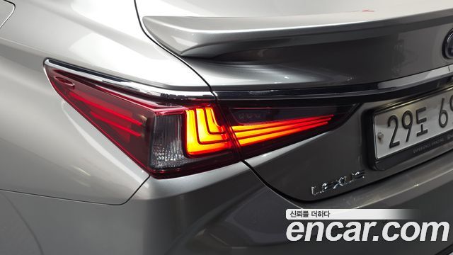 Lexus ES300h (VII) Executive 2019 — фото 29