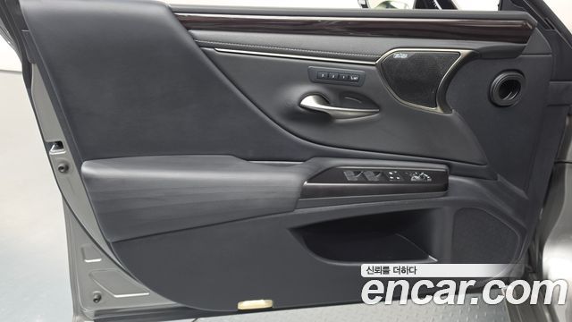 Lexus ES300h (VII) Executive 2019 — фото 30