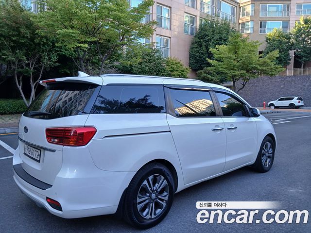 Kia Carnival 9-Seater Luxury 2020 — фото 3