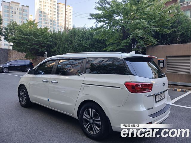 Kia Carnival 9-Seater Luxury 2020 — фото 4