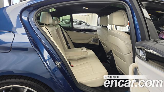 BMW 5 Series (G30) M550i xDrive 2022 — фото 11