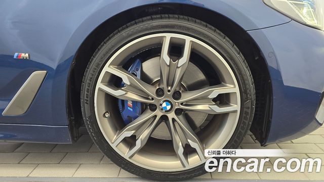 BMW 5 Series (G30) M550i xDrive 2022 — фото 21