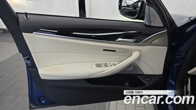 BMW 5 Series (G30) M550i xDrive 2022 — фото 24