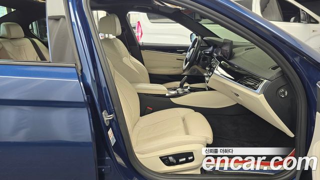 BMW 5 Series (G30) M550i xDrive 2022 — фото 26
