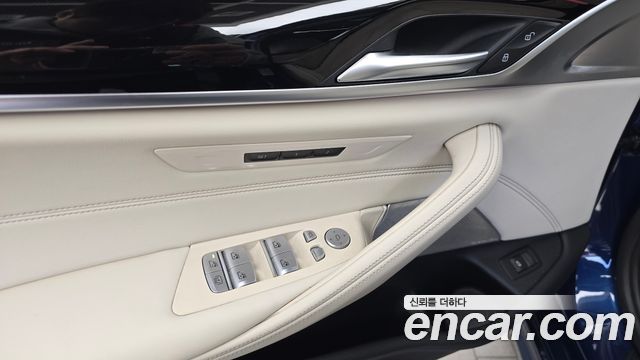 BMW 5 Series (G30) M550i xDrive 2022 — фото 28
