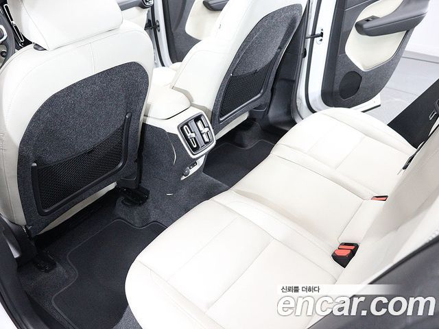 Volvo XC40 B4 Ultimate Bright 2024 — фото 9