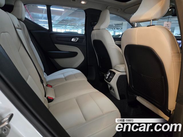 Volvo XC40 B4 Ultra Bright 2026 — фото 10