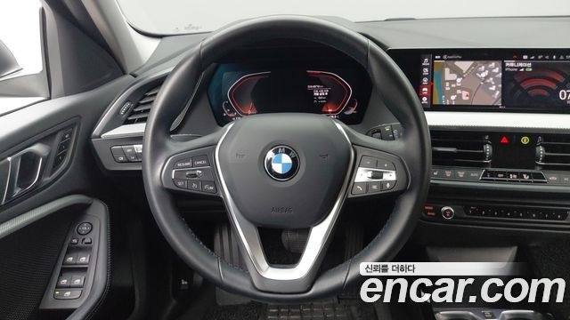 BMW 1 Series (F40) 120i Advantage 2022 — фото 16