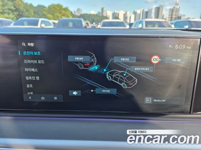 Hyundai Grandeur (GN7) 2,5 Gasoline 2WD Premium 2023 — фото 18
