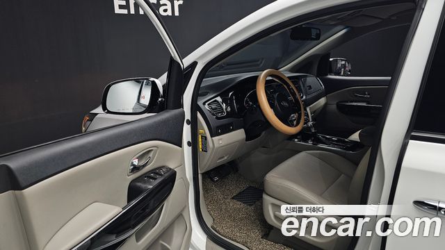 Kia Carnival 9-Seater Prstige 2019 — фото 10