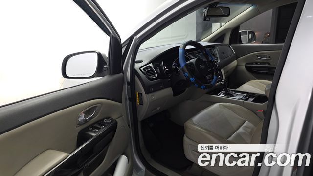 Kia Carnival 9-seater Prestige 2015 — фото 10