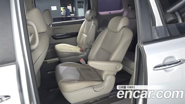 Kia Carnival 9-seater Prestige 2015 — фото 16