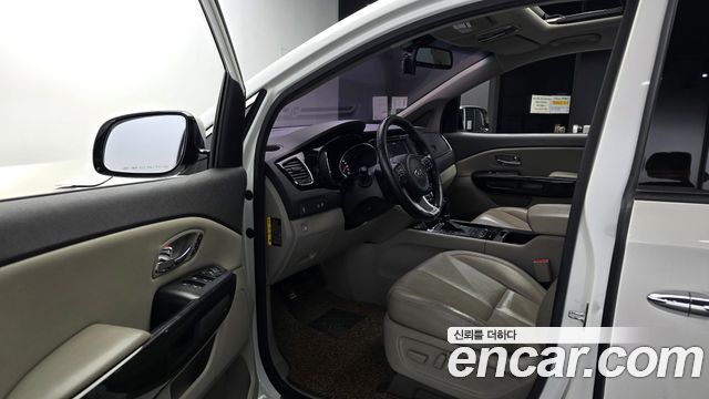 Kia Carnival 9-seater Noblesse 2016 — фото 10