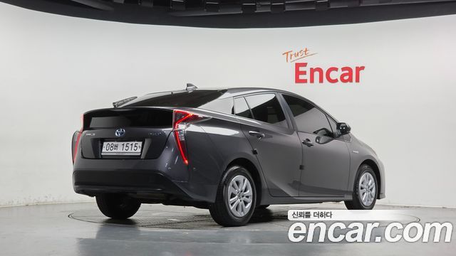 Toyota Prius (IV) 1.8 E 2018 — фото 2