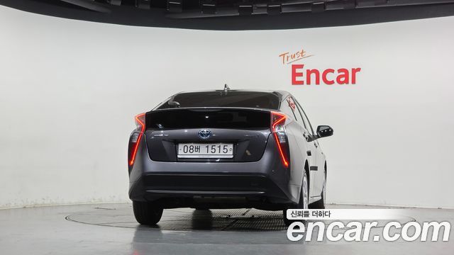 Toyota Prius (IV) 1.8 E 2018 — фото 4