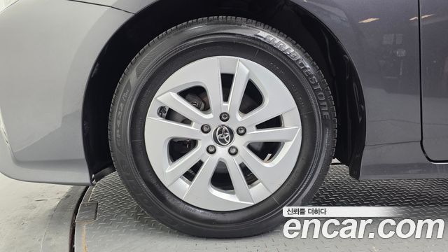 Toyota Prius (IV) 1.8 E 2018 — фото 5