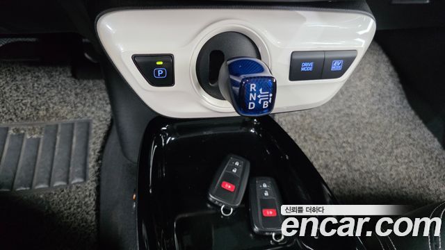 Toyota Prius (IV) 1.8 E 2018 — фото 9
