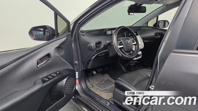 Toyota Prius (IV) 1.8 E 2018 — фото 10