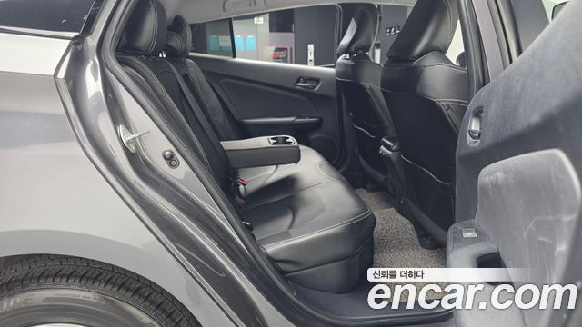 Toyota Prius (IV) 1.8 E 2018 — фото 12