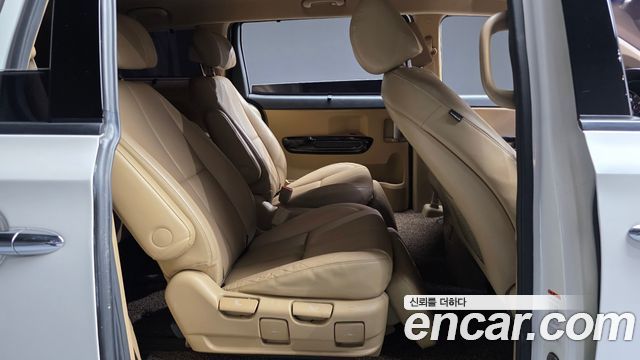 Kia Carnival 7-seater Limousine President 2017 — фото 11