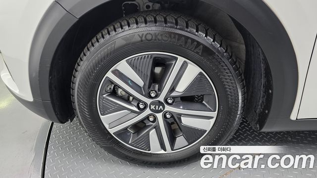 Kia Niro 1.6 PHEV Noblesse Special 2020 — фото 5