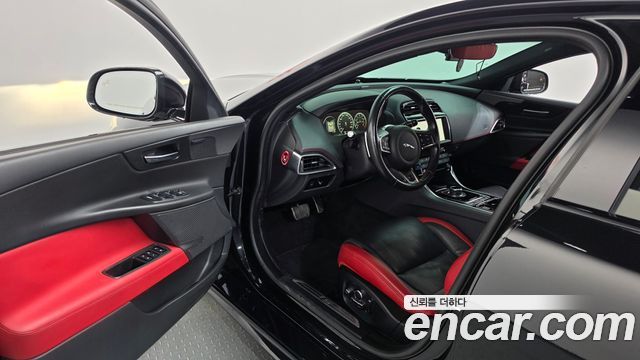 Jaguar XE 3.0 SC S 2019 — фото 10