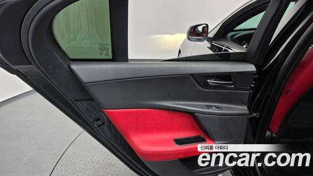 Jaguar XE 3.0 SC S 2019 — фото 25