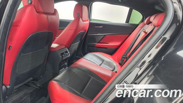 Jaguar XE 3.0 SC S 2019 — фото 28