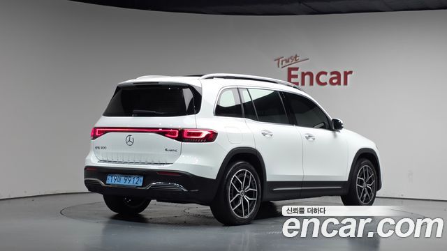 Mercedes-Benz EQB (X243) EQB300 4MATIC AMG Line 2023 — фото 2