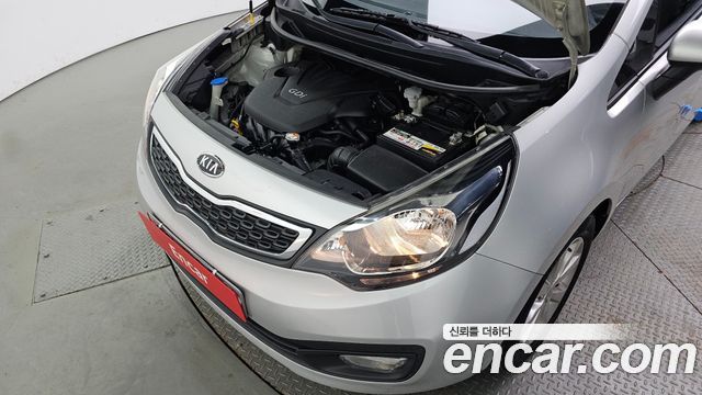 Kia Pride 1.6 GDI Sedan Luxury 2012 — фото 6
