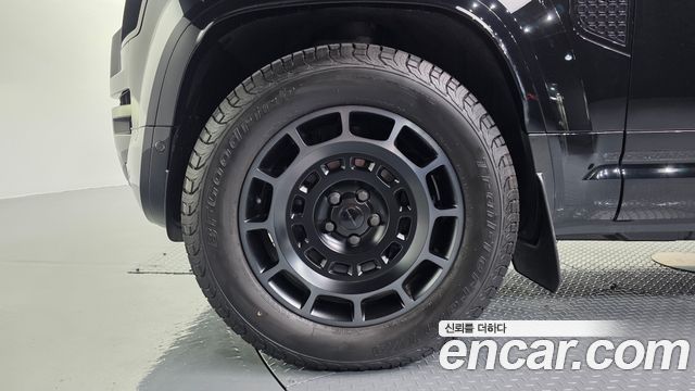 Land Rover Defender (L663) 110 P635 Octa Black 2026 — фото 5