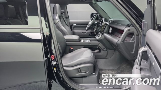 Land Rover Defender (L663) 110 P635 Octa Black 2026 — фото 11