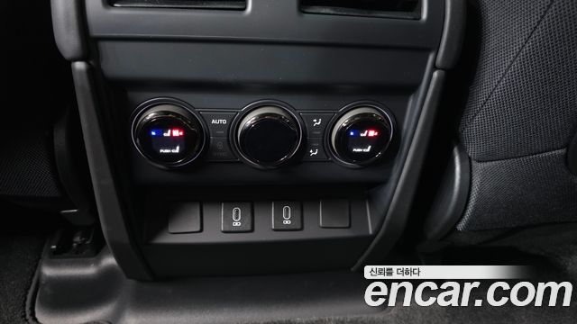Land Rover Defender (L663) 110 P635 Octa Black 2026 — фото 17