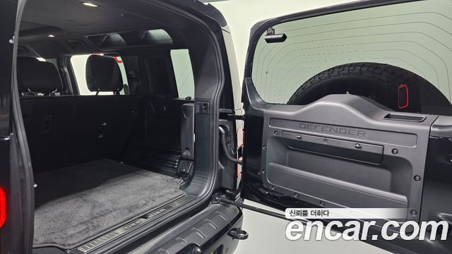 Land Rover Defender (L663) 110 P635 Octa Black 2026 — фото 20