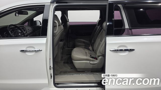 Kia Carnival 9-seater Noblesse 2016 — фото 11