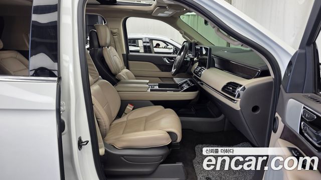 Lincoln Navigator (IV) 3.5L 2022 — фото 11