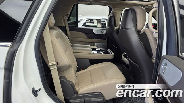 Lincoln Navigator (IV) 3.5L 2022 — фото 12