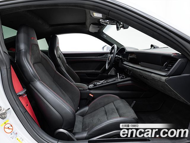 Porsche 911 (992) Carrera 4 GTS 2025 — фото 19