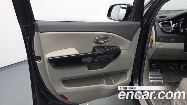 Kia Carnival 9-seater Prestige 2016 — фото 24