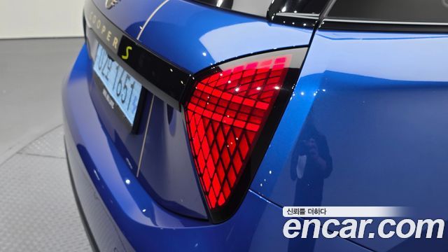 MINI Cooper Electric (IV) SE Favoured 2024 — фото 23