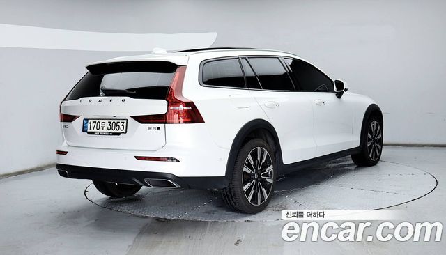 Volvo V60 Cross Country (II) B5 Pro AWD 2022 — фото 2