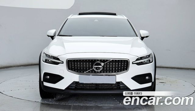 Volvo V60 Cross Country (II) B5 Pro AWD 2022 — фото 3