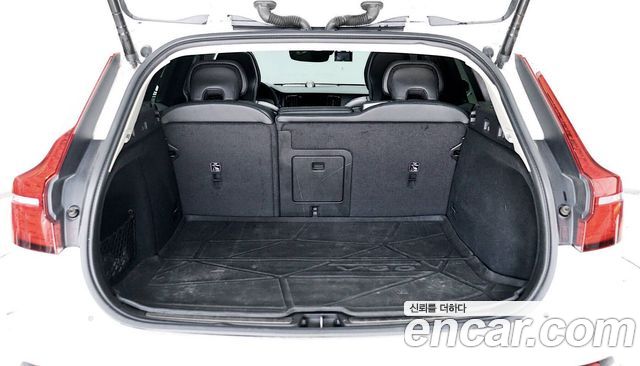 Volvo V60 Cross Country (II) B5 Pro AWD 2022 — фото 16