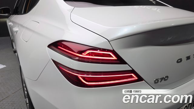 Genesis G70 Gasoline 2.0T 4WD 2022 — фото 23