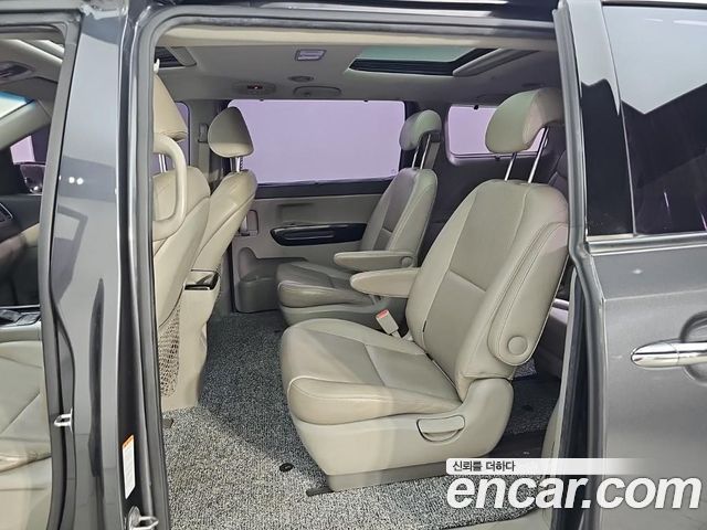 Kia Carnival 9-seater Prestige 2015 — фото 16