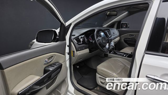 Kia Carnival 9-seater Prestige 2015 — фото 10