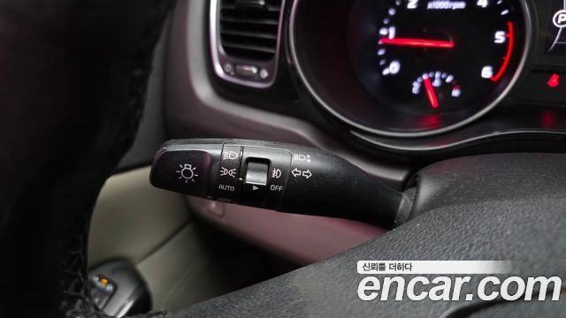 Kia Carnival 9-seater Prestige 2015 — фото 17